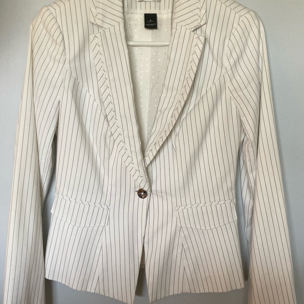 WHITE HOUSE BLACK MARKET WHITE AND BLACK STRIPED BLAZER SIZE-0